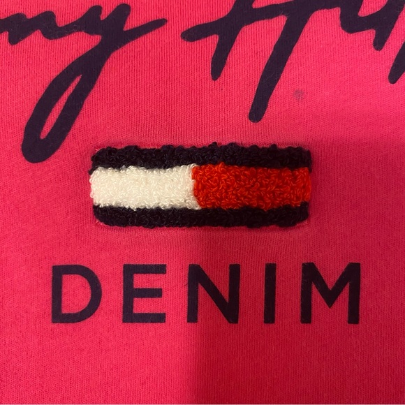 TOMMY HILFIGER - Short Sleeve Embroidered Fuzzy Logo T-Shirt - Size L - Picture 3 of 13